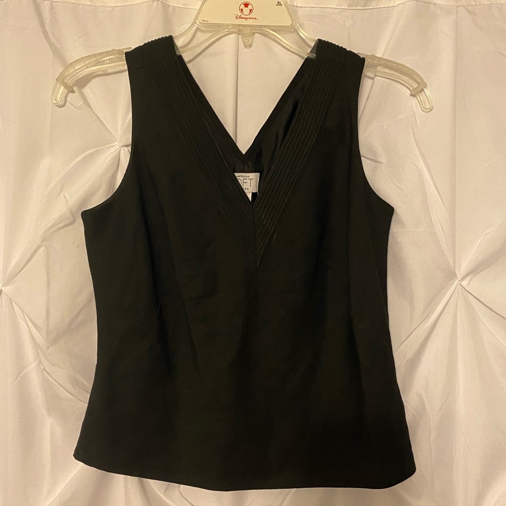 LOFT Size 2 Petite Black Sleeveless V-neck Detail Blouse
